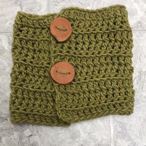 Gorgeous green knit scarf/neckwarmer with big wooden buttons